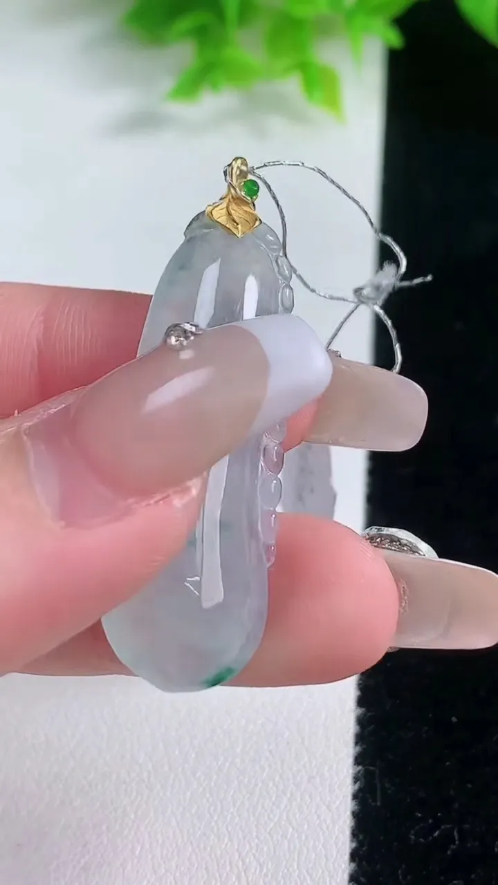 天然A货翡翠种飘花福瓜吊坠，尺寸39-14-5.5，重量:5.68g
1月19日