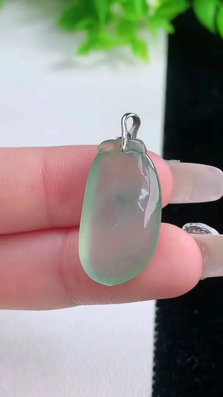 天然A货翡翠种飘花福瓜吊坠，尺寸23.5-13.5-6.2，重量:4.00g
1月19日