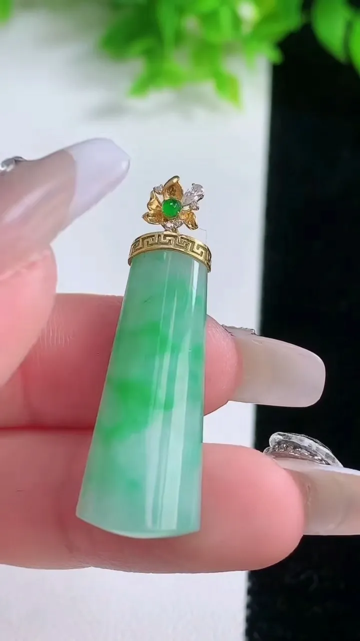 天然A货翡翠无事牌吊坠，尺寸30.3-12-5.8，重量:4.82g
1月19日