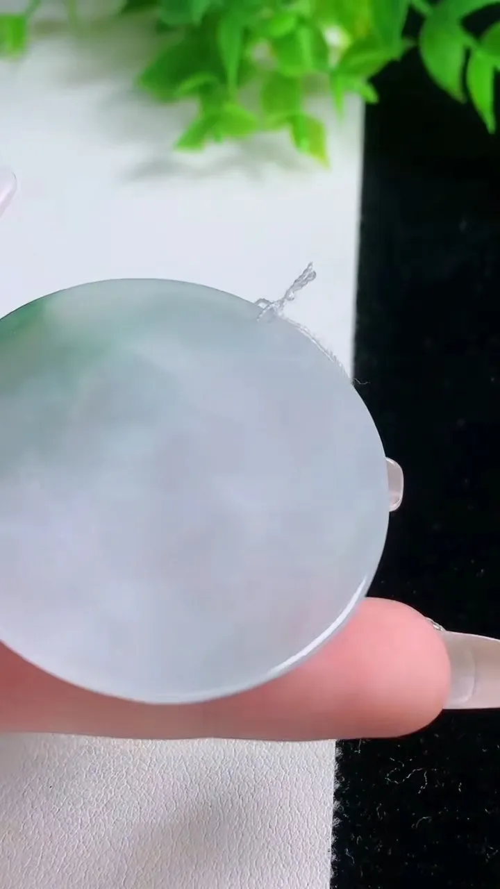 天然A货翡翠生肖兔吊坠，尺寸53-46.3-5.2，重量:24.48g
1月19日