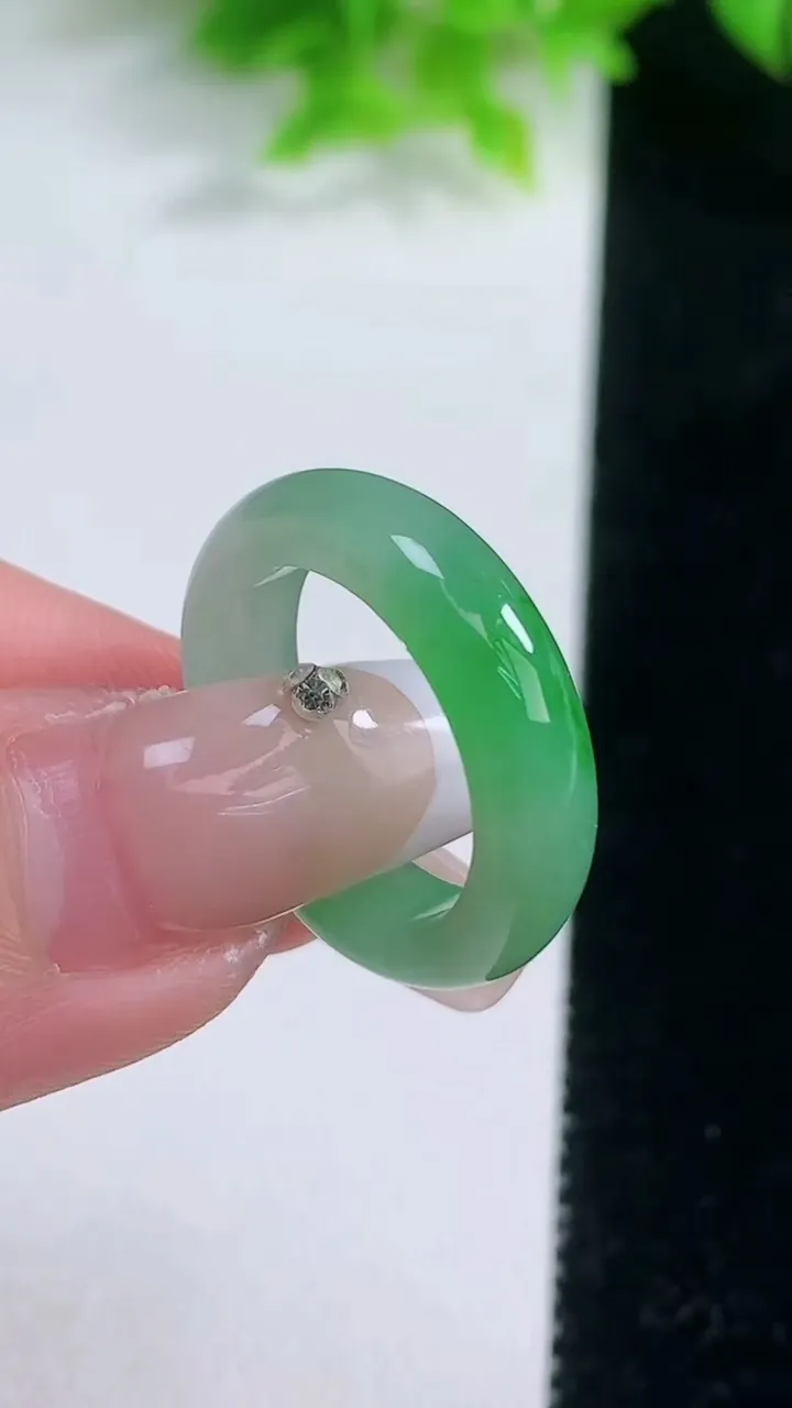 天然A货翡翠指环戒指，尺寸17-5-3，重量:4.35g2026年1月19日
工厂直销收藏佳品,种好水足，色泽均匀，有种有色，上手高大气！