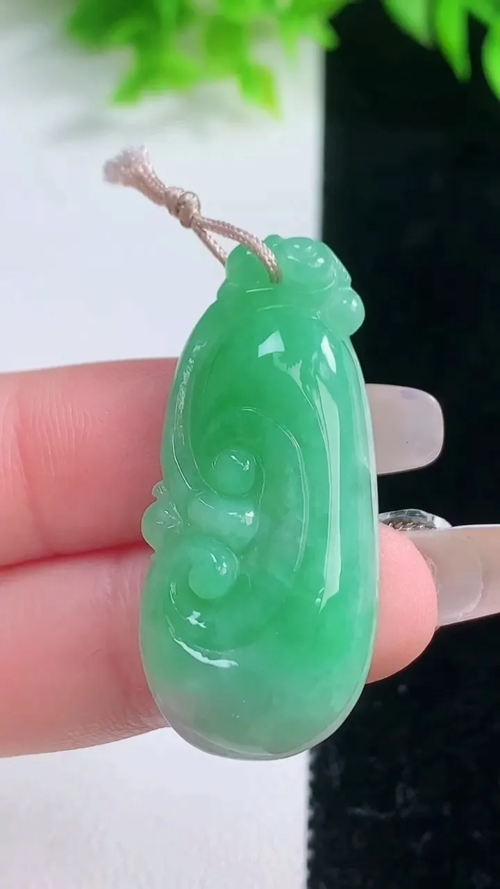 天然A货翡翠如意吊坠，尺寸39.6-17.5-6，重量:7.17g
1月19日
