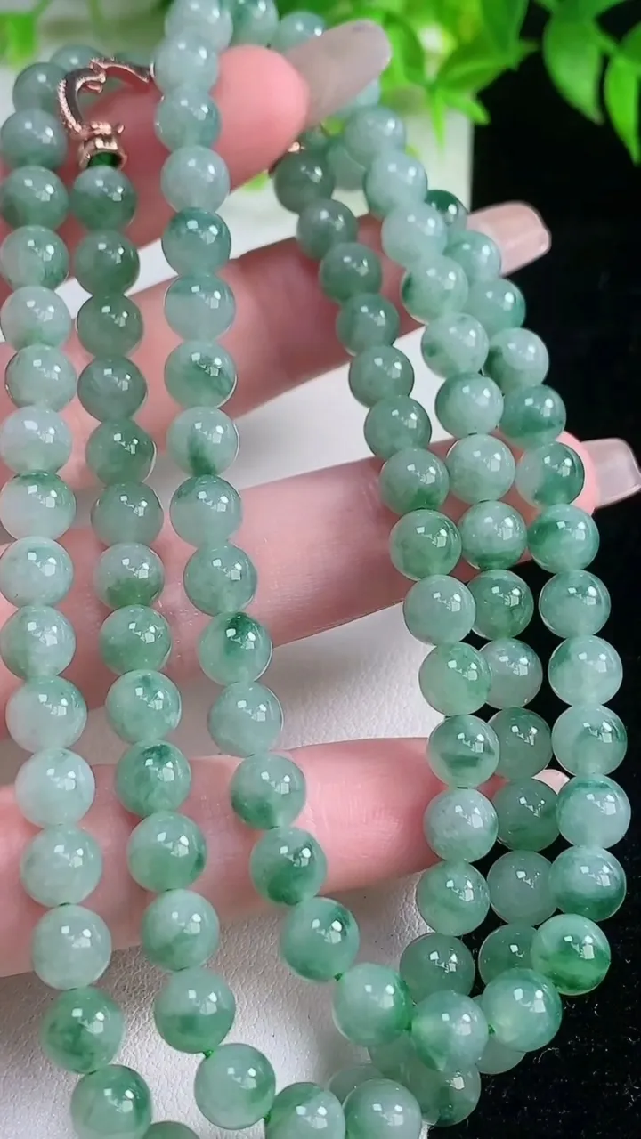 天然A货翡翠冰种飘花圆珠项链，尺寸6.2-108颗，重量:49.93g
1月19日