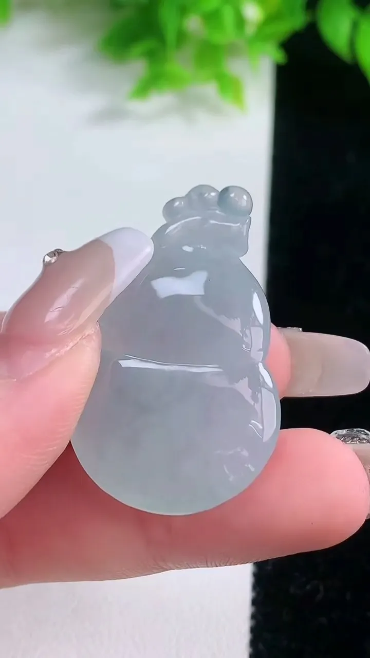 天然A货翡翠冰种飘花葫芦吊坠，尺寸37.5-22.8-6.5，重量:9.66g
1月19日