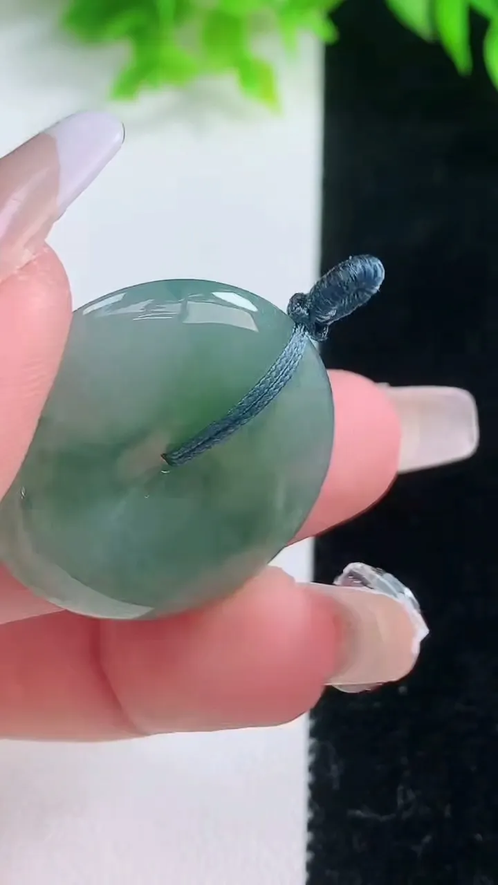 天然A货翡翠平安扣吊坠，尺寸28.5-5.6，重量:9.14g
1月19日