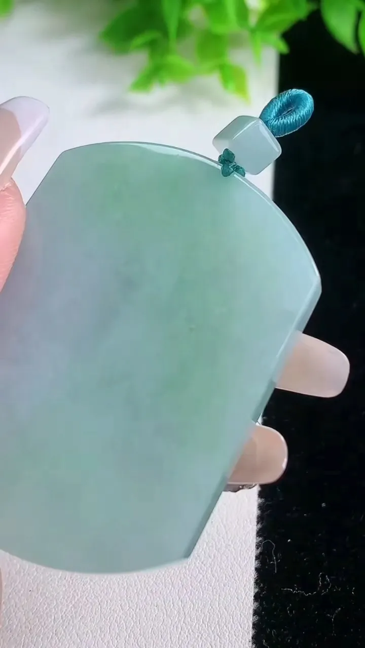 天然A货翡翠无事牌吊坠，尺寸52-39.5-5.6，重量:35.79g
1月19日