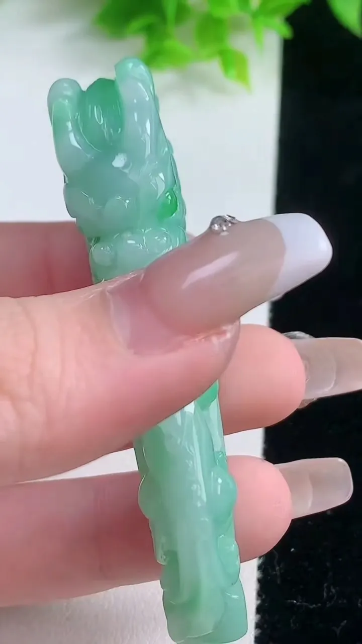 天然A货翡翠貔貅手牌，尺寸68-26-12.7，重量:33.13g
1月19日