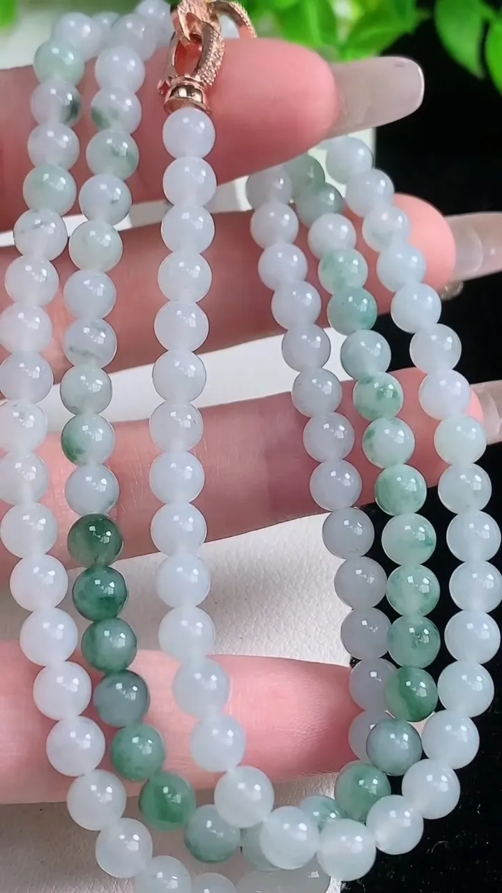 天然A货翡翠飘花圆珠项链，尺寸5.4-118颗，重量:32.32g
1月19日