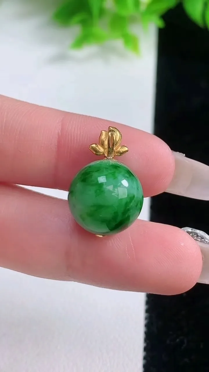 天然A货翡翠圆珠吊坠，尺寸13.5，重量:4.42g1月19日
工厂直销收藏佳品,种好水足，色泽均匀，有种有色，上手高大气！