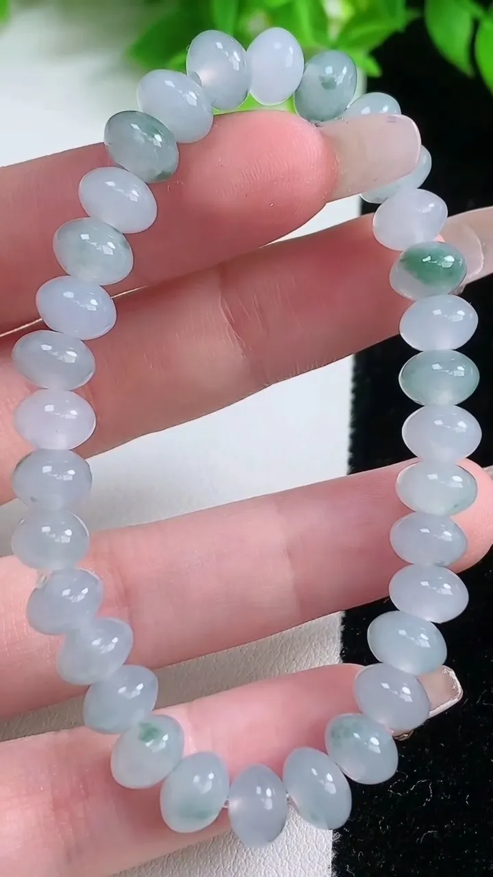天然A货翡翠种飘花算盘珠手串，尺寸7.8-5.3-32颗，重量:20.04g1月19日
工厂直销收藏佳品,种好水足，色泽均匀，有种有色，上手高大气！
