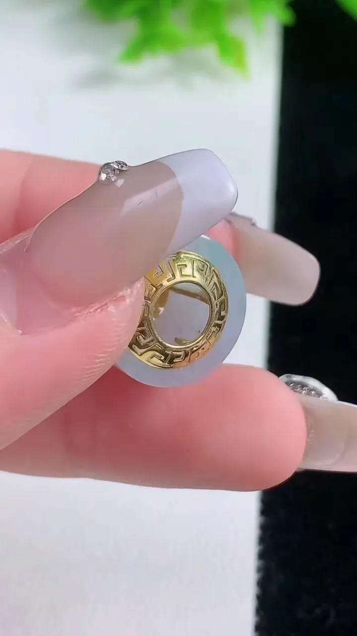 天然A货翡翠路路通吊坠，尺寸13.8-15.3，重量:5.87g
1月19日