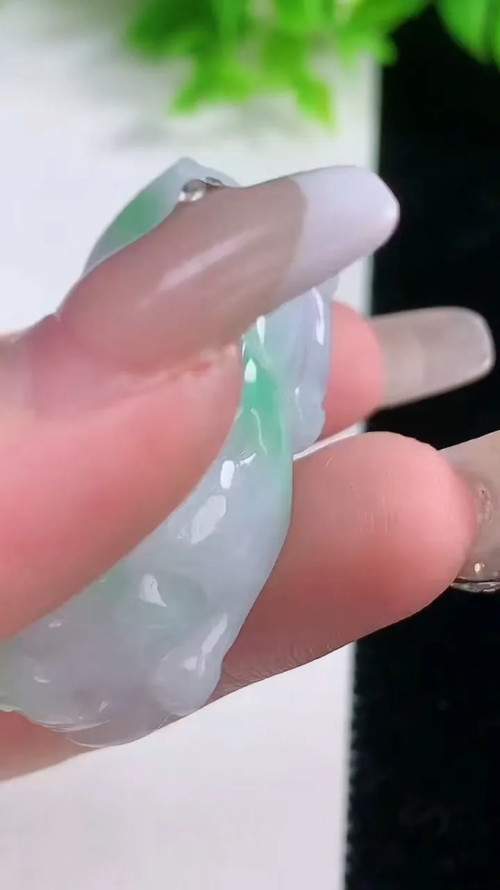 天然A货翡翠貔貅吊坠，尺寸43.5-18.3-12，重量:25.94g
1月19日