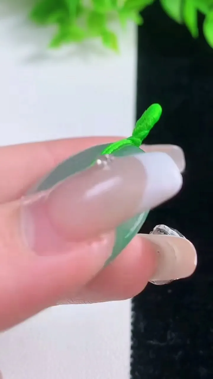 天然A货翡翠平安扣吊坠，尺寸32.7-5.7，重量:13.28g
1月19日