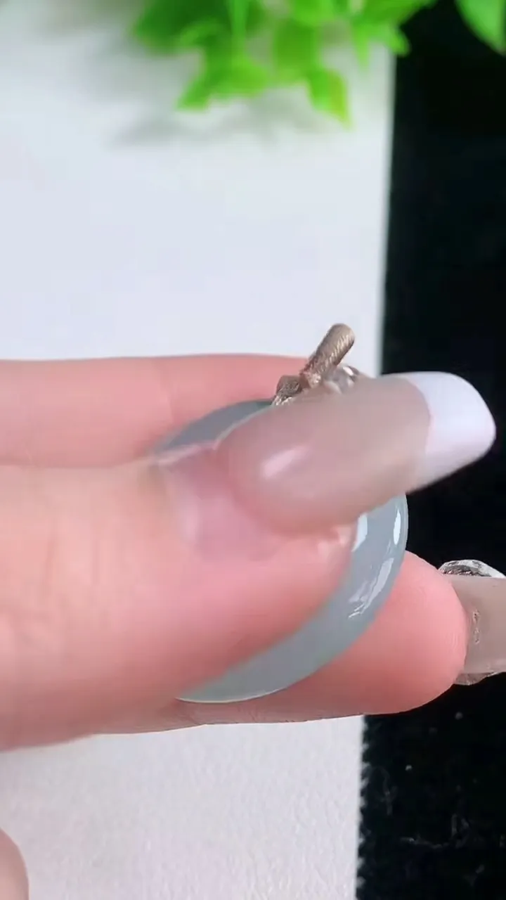 天然A货翡翠平安扣吊坠，尺寸37.8-5.3，重量:9.08g
1月19日