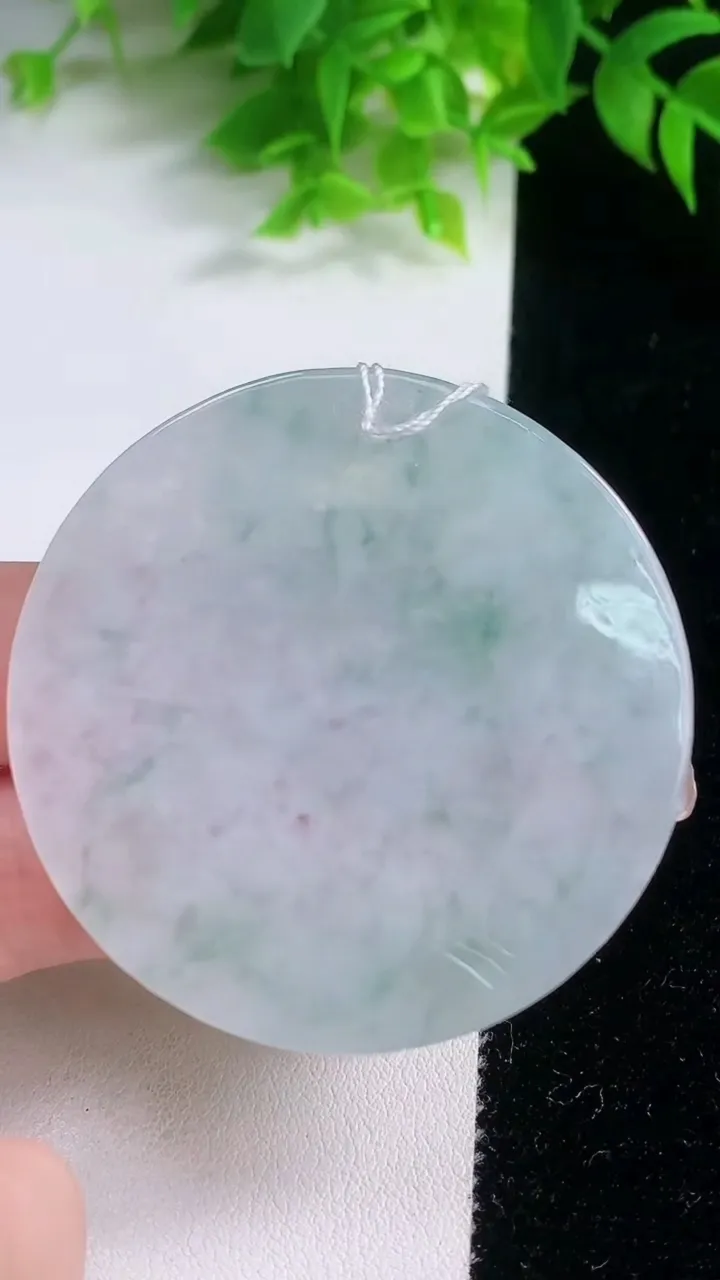 天然A货翡翠冰种飘花龙马精神吊坠，尺寸50.6-5.5，重量:32.17g
1月19日