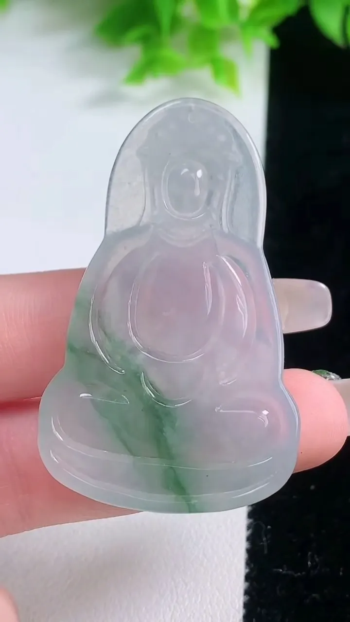 天然A货翡翠冰种飘花观音菩萨吊坠，尺寸50.8-31.7-4.5，重量:13.45g
1月19日