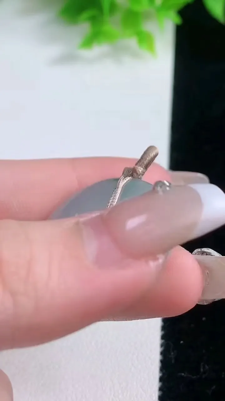 天然A货翡翠平安扣吊坠，尺寸37.8-5.3，重量:9.08g
1月19日