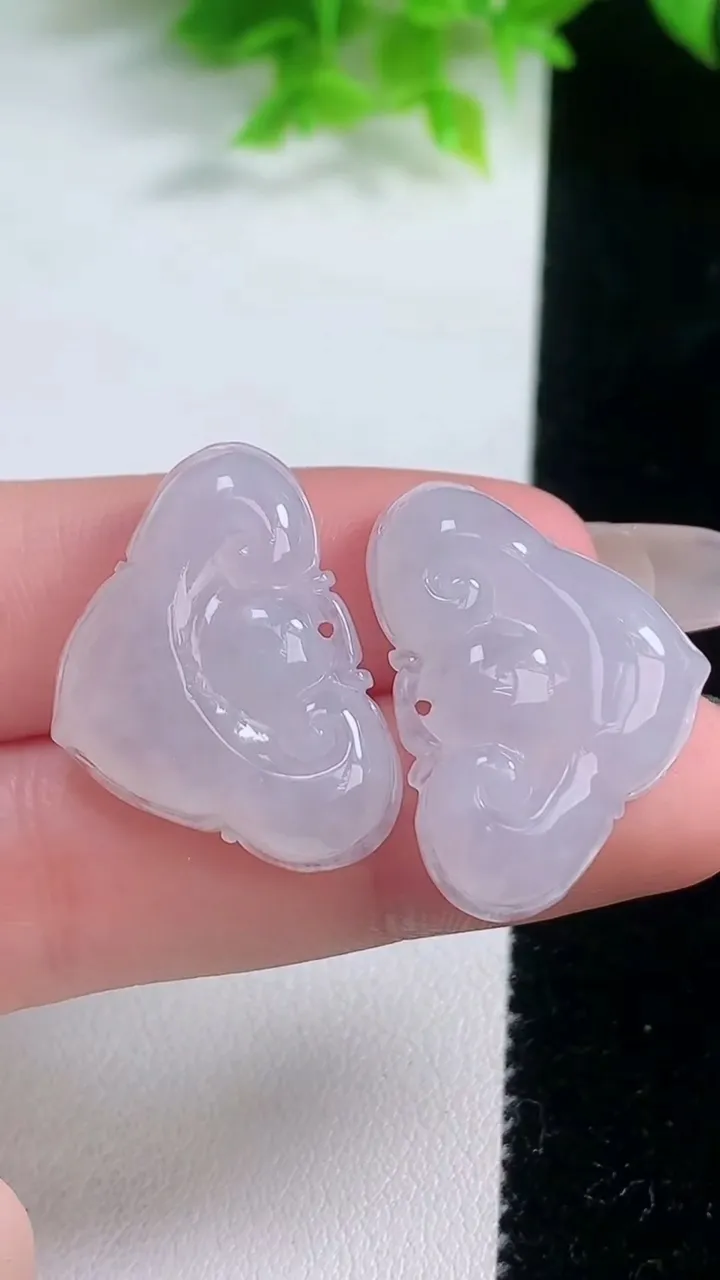 天然A货翡翠如意头吊坠一对，尺寸19.4-26.6-6.2，重量:9.65g
1月19日