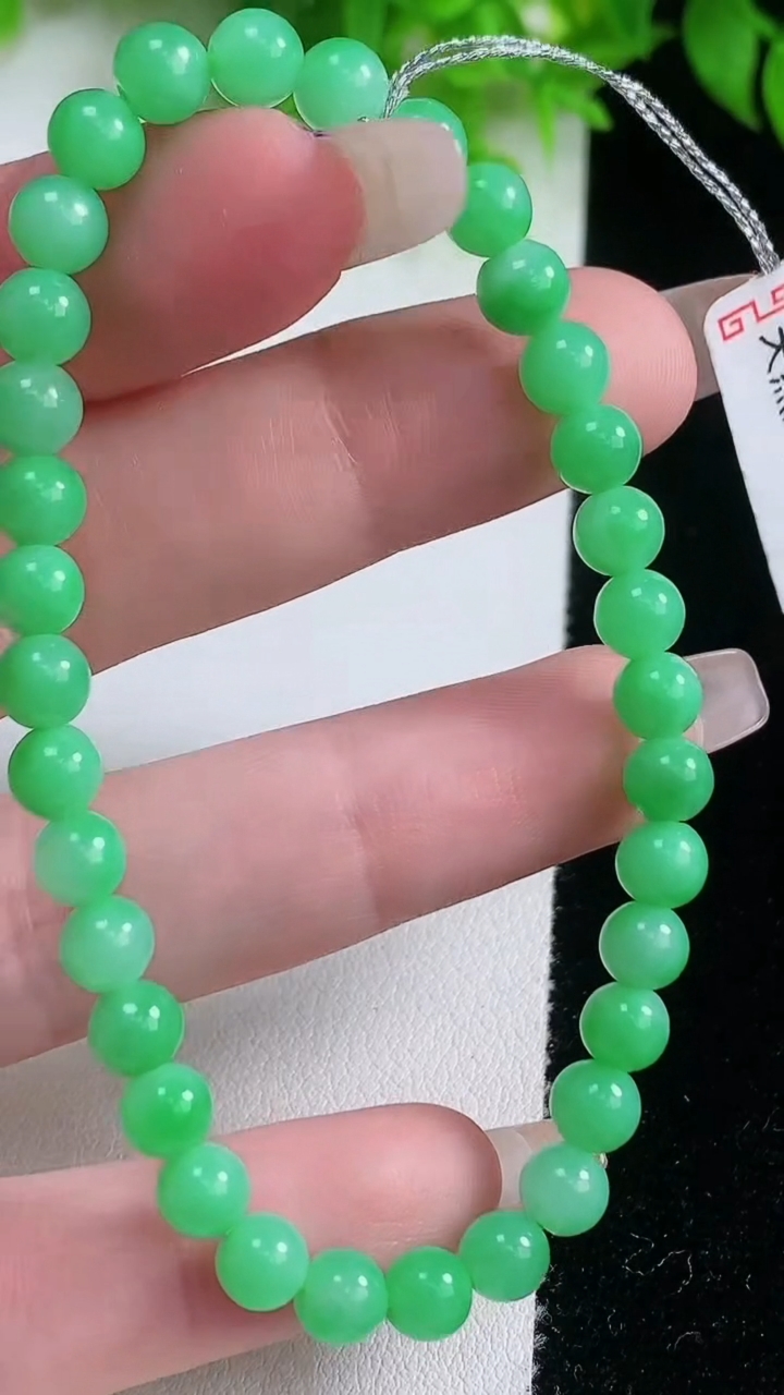 天然A货翡翠圆珠手串，尺寸5.6-34颗，重量:10.12g1月19日
工厂直销收藏佳品,种好水足，
