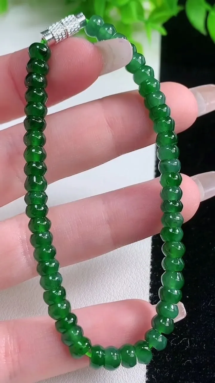 天然A货翡翠算盘珠手串，尺寸5.4-4.3-51颗，重量:11.03g1月19日
工厂直销收藏佳品,种好水足，色泽均匀，有种有色，上手高大气！
