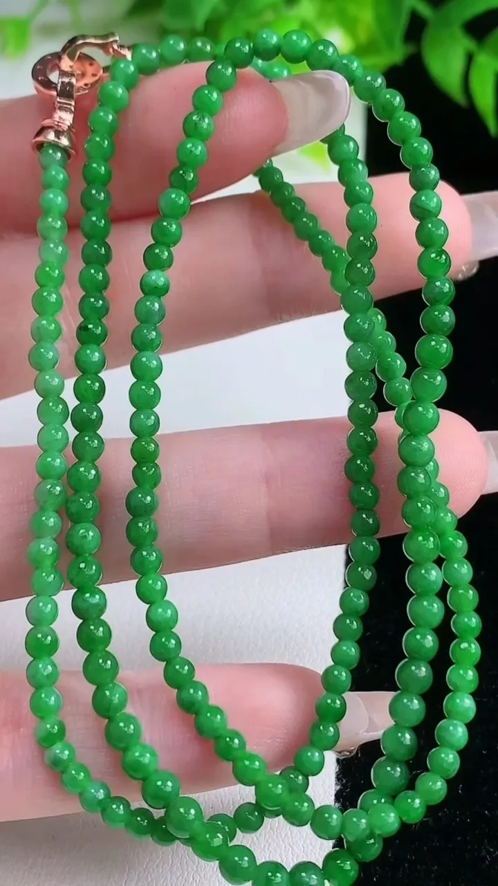 天然A货翡翠小米珠项链，尺寸3.5-197颗，重量:12.01g1月19日
工厂直销收藏佳品,种好水足，色泽均匀，有种有色，上手高大气！