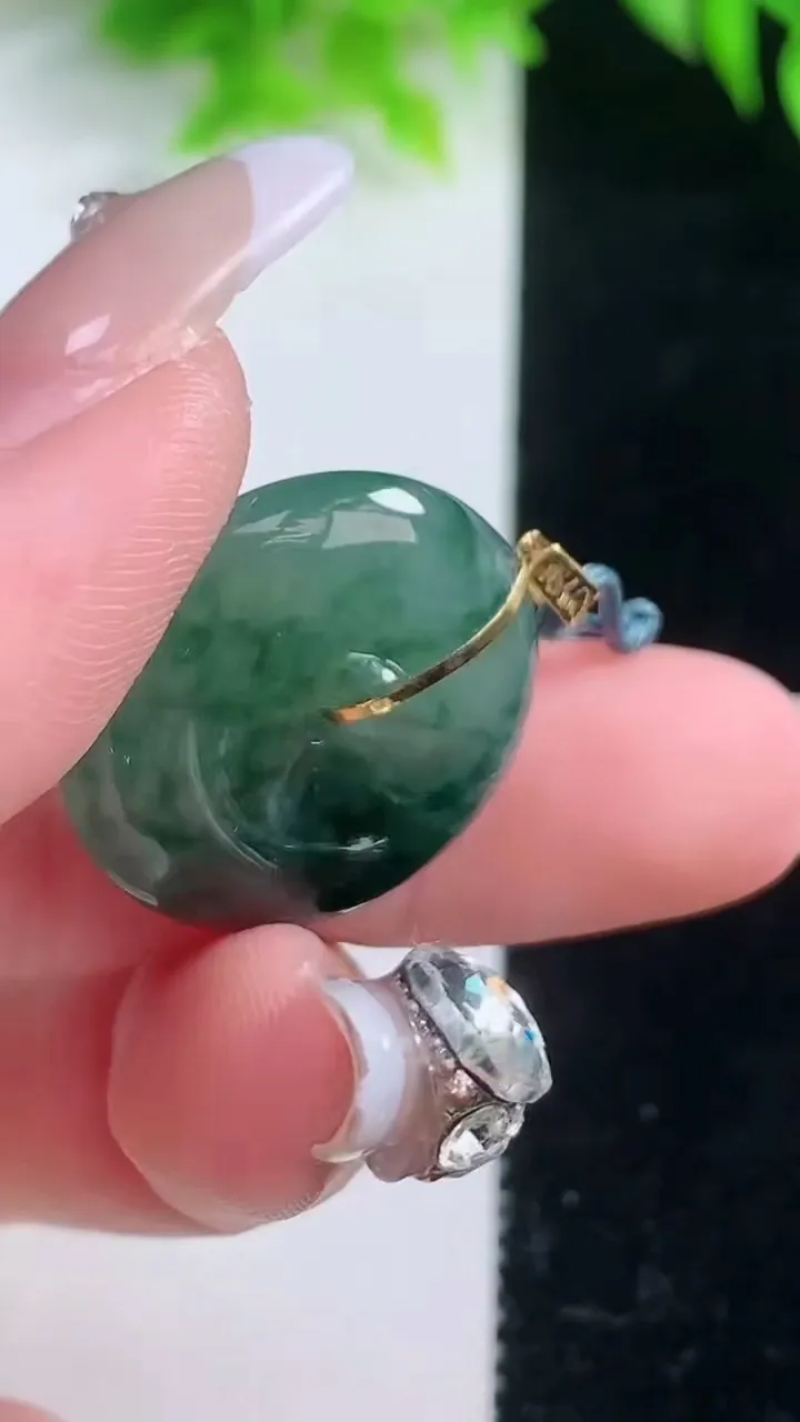 天然A货翡翠种飘花平安扣吊坠，尺寸23-6，重量:6.68g
1月19日