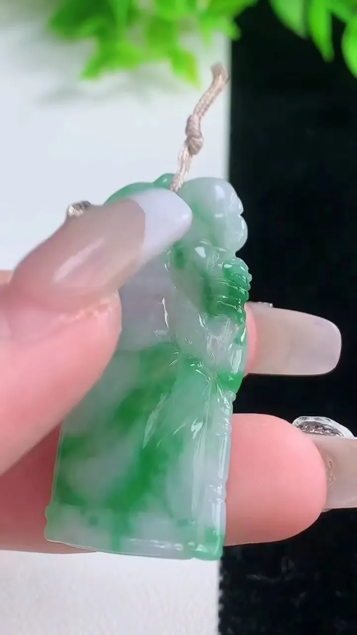 天然A货翡翠节节高升 竹节吊坠，尺寸41.4-17.5-3.3，重量:6.66g
1月19日