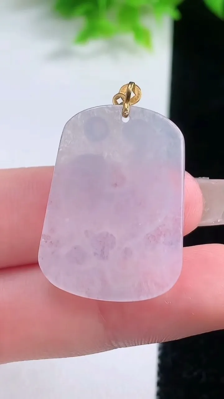 天然A货翡翠种白冰生肖鸡吊坠，尺寸29.2-20.7-4.2，重量:5.15g
1月19日