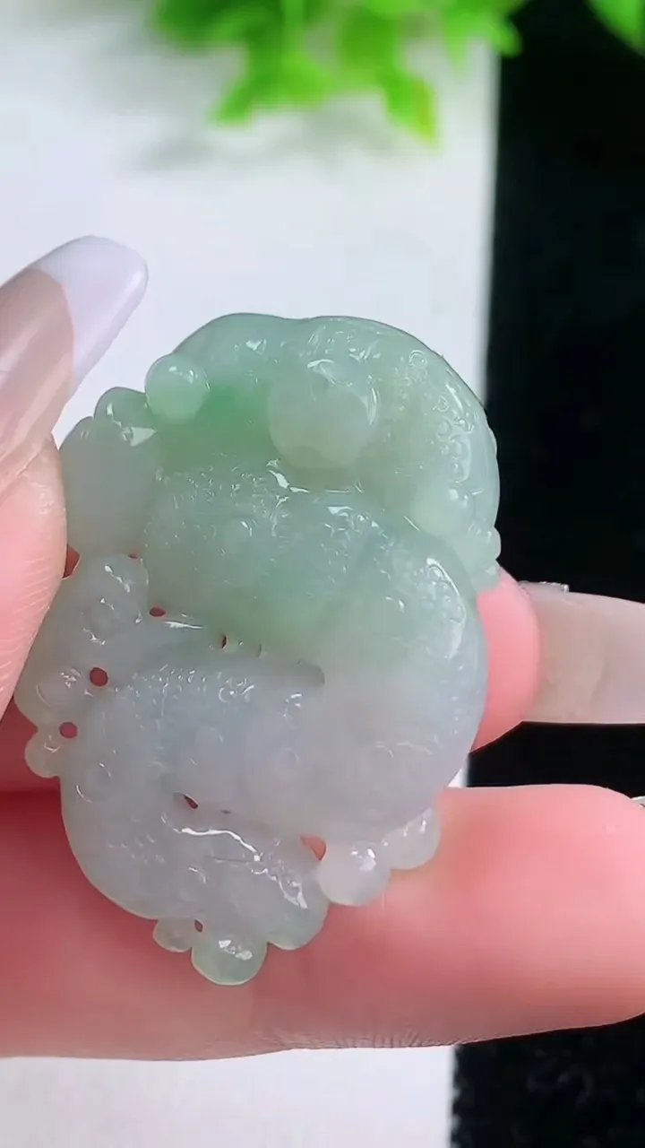 天然A货翡翠生肖蛇吊坠，尺寸36.6-26-10.4，重量:14.40g
1月19日