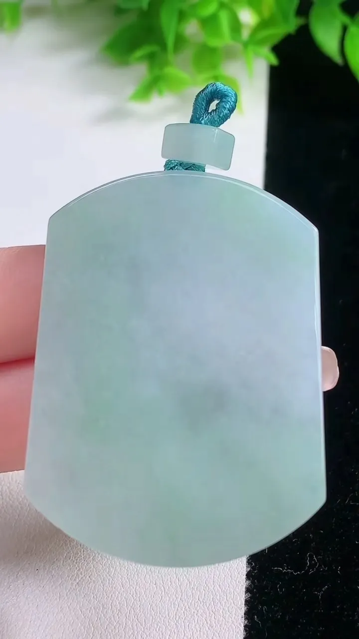 天然A货翡翠无事牌吊坠，尺寸52-38.8-5.5，重量:34.06g
1月19日