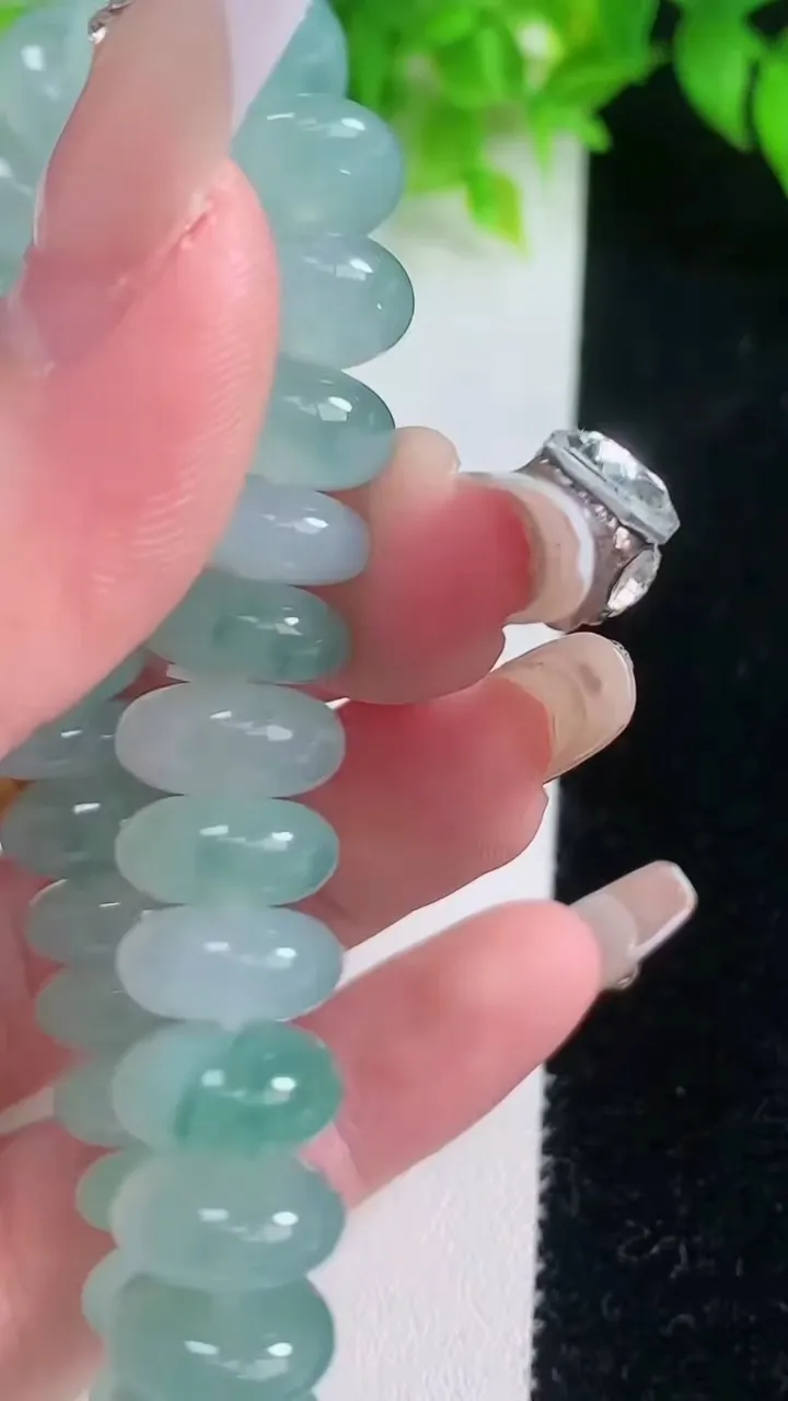 天然A货翡翠种飘花算盘珠手串，尺寸11.8-6.3-32颗，重量:47.56g1月19日
工厂直销收藏佳品,种好水足，色泽均匀，有种有色，上手高大气！