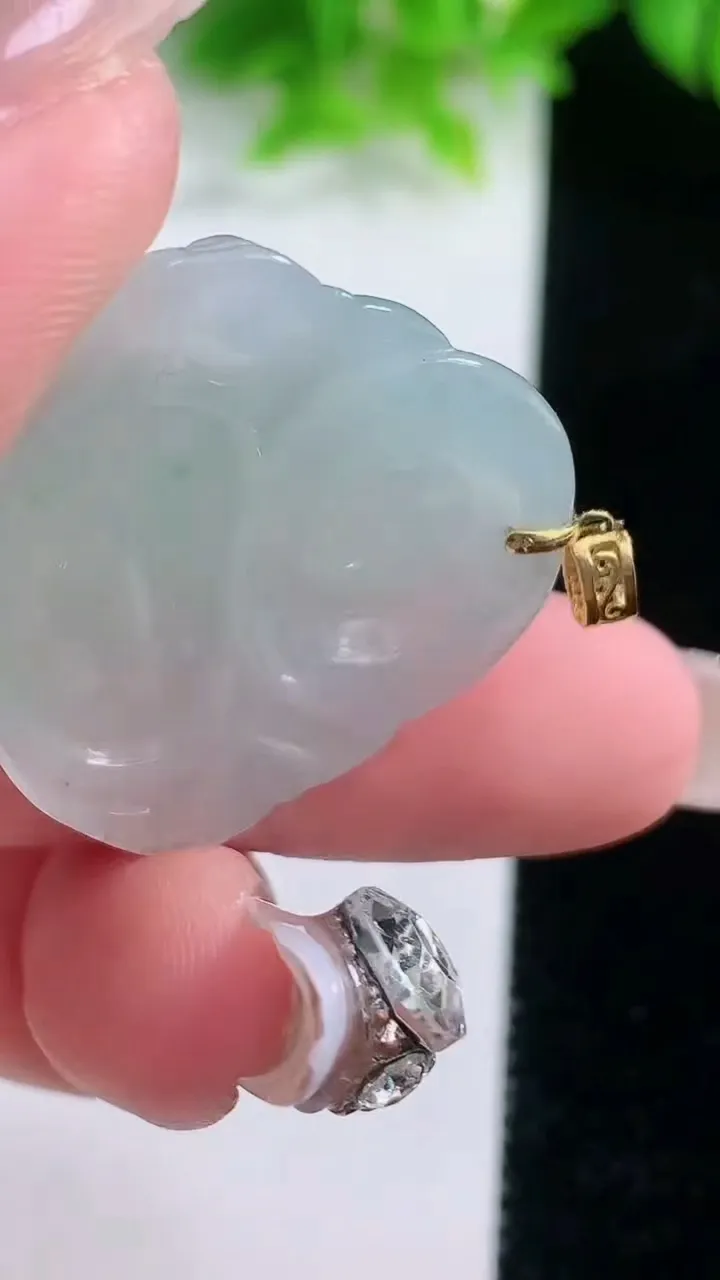 天然A货翡翠种飘花佛公吊坠，尺寸28.4-32-6.5，重量:8.44g
1月19日