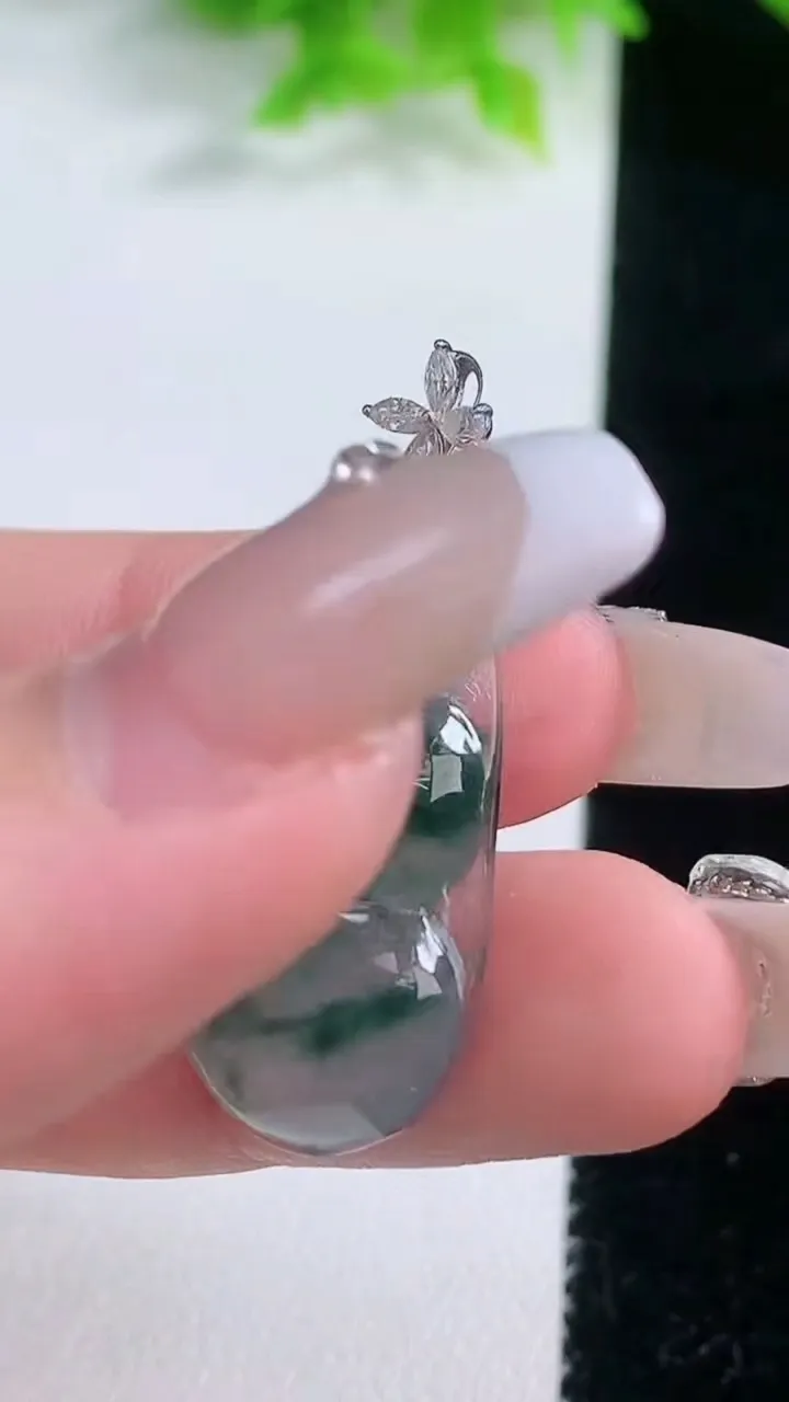 天然A货翡翠种飘花福豆吊坠，尺寸28.4-15-4.9，重量:4.02g
1月19日