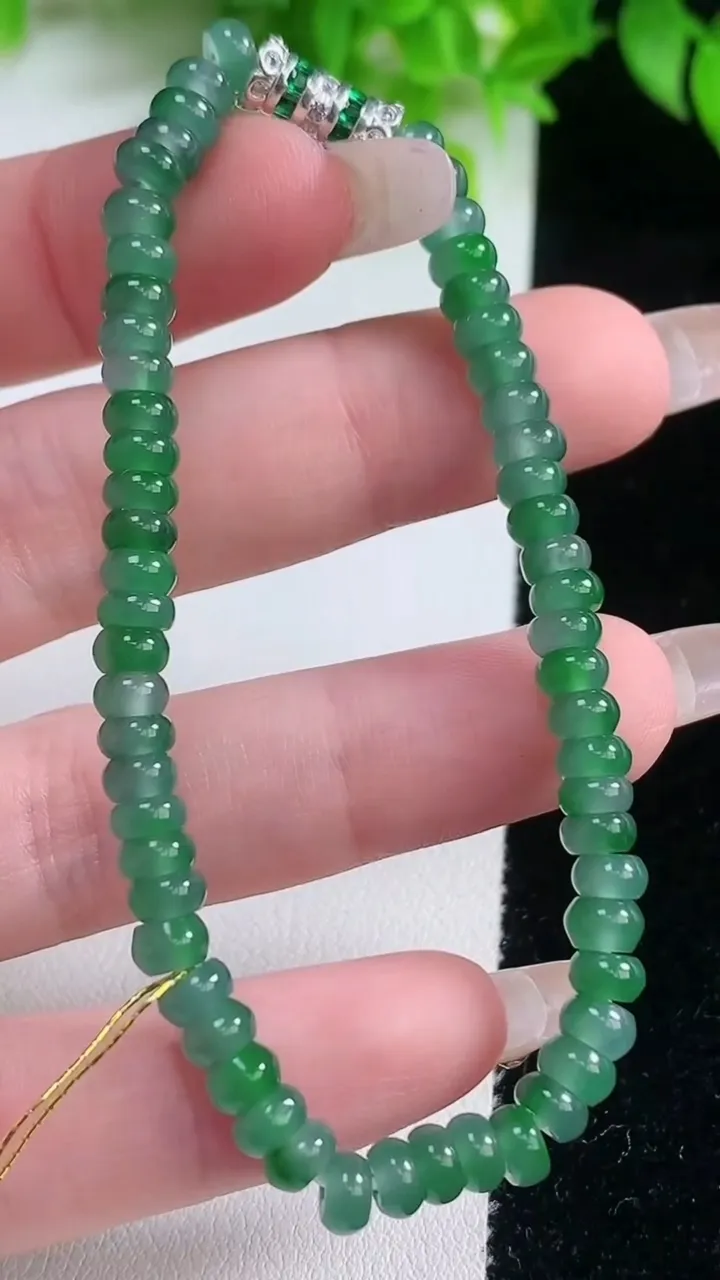 天然A货翡翠算盘珠手串，尺寸5-2.6-59颗，重量:9.45g1月19日
工厂直销收藏佳品,种好水足，色泽均匀，有种有色，上手高大气！