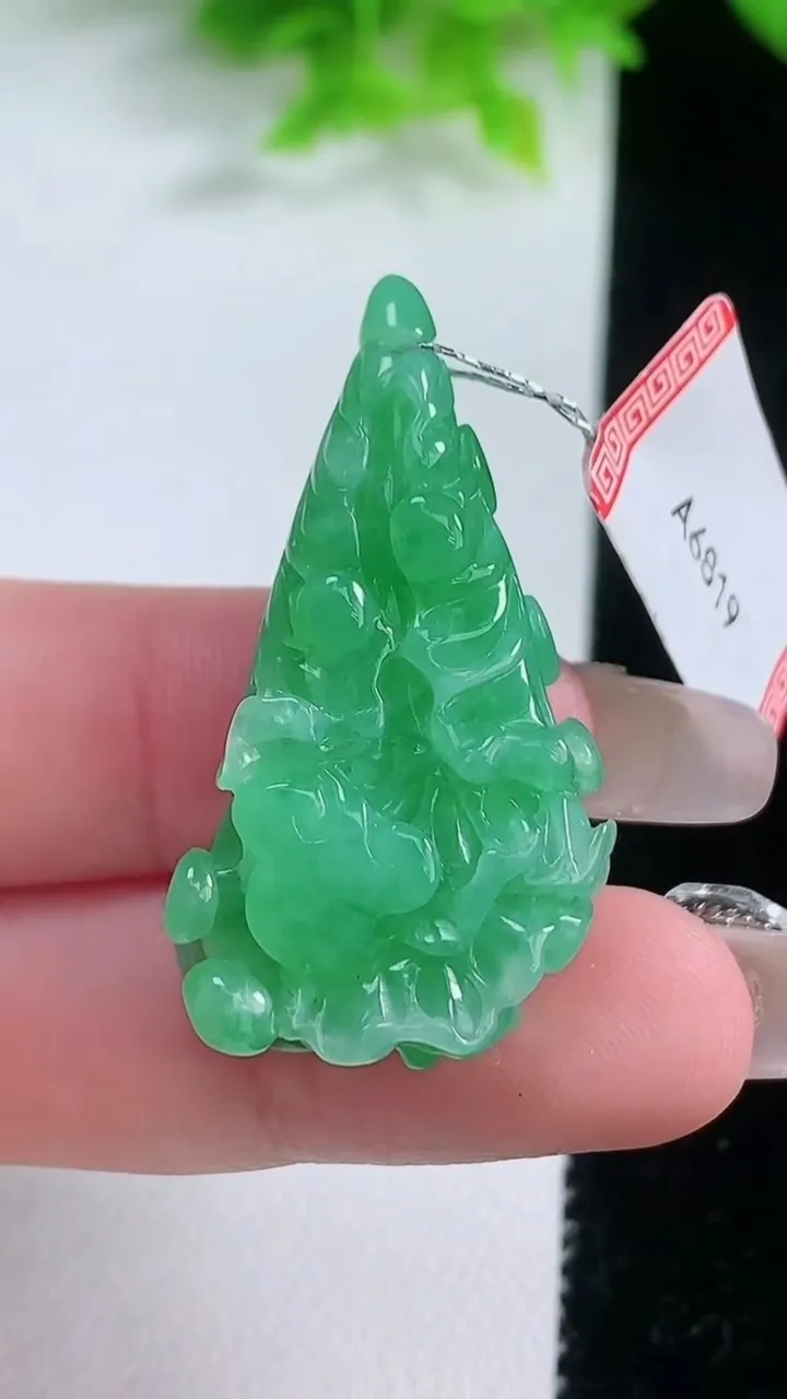 天然A货翡翠白菜吊坠，尺寸37.8-21.3-9.7，重量:11.42g
1月19日