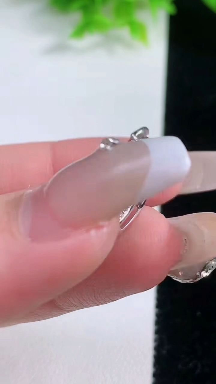 天然A货翡翠种白冰平安扣吊坠，尺寸31.8-23.5-5.9，裸石21重量:6.55g
1月19日