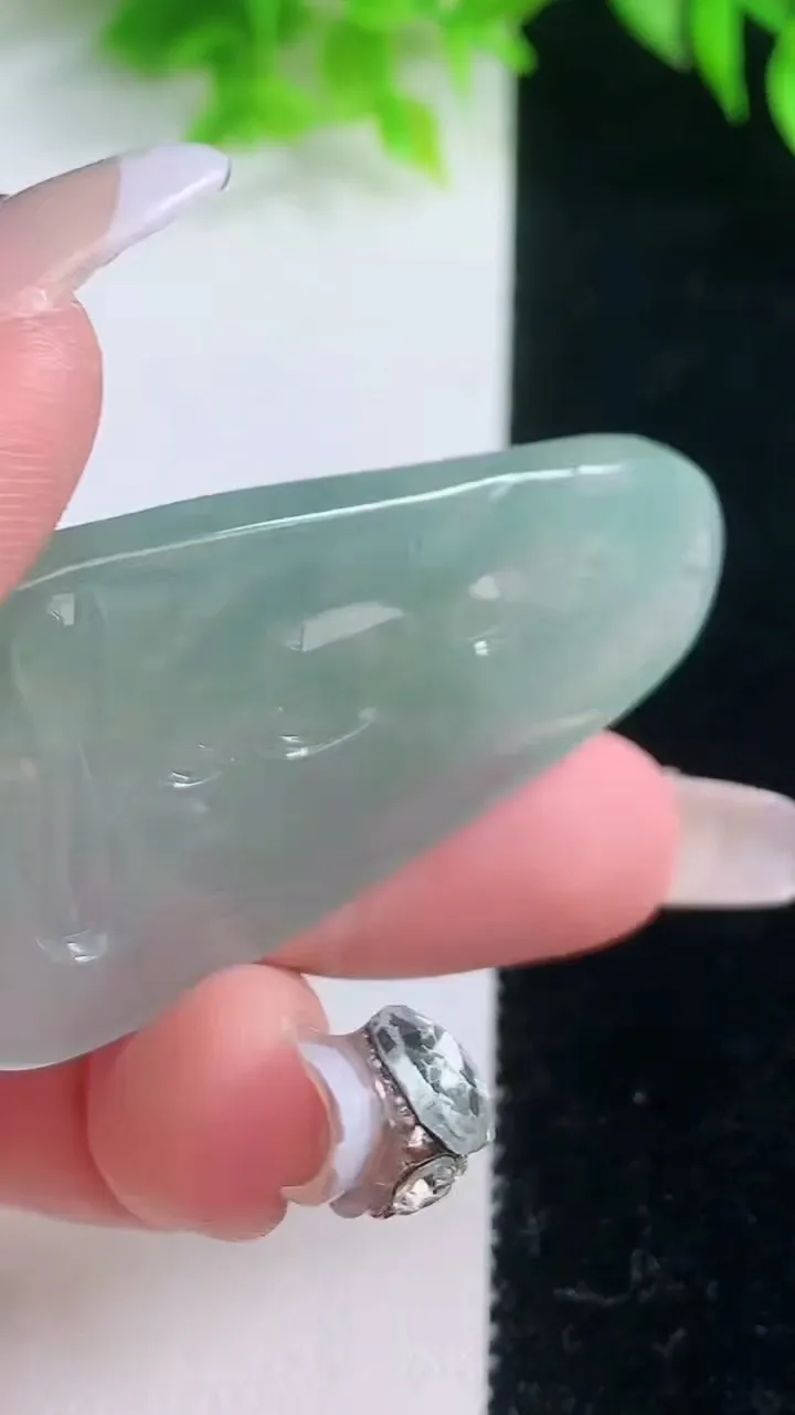 天然A货翡翠大势至菩萨吊坠，尺寸51.4-28.7-5.5，重量:16.59g
1月19日