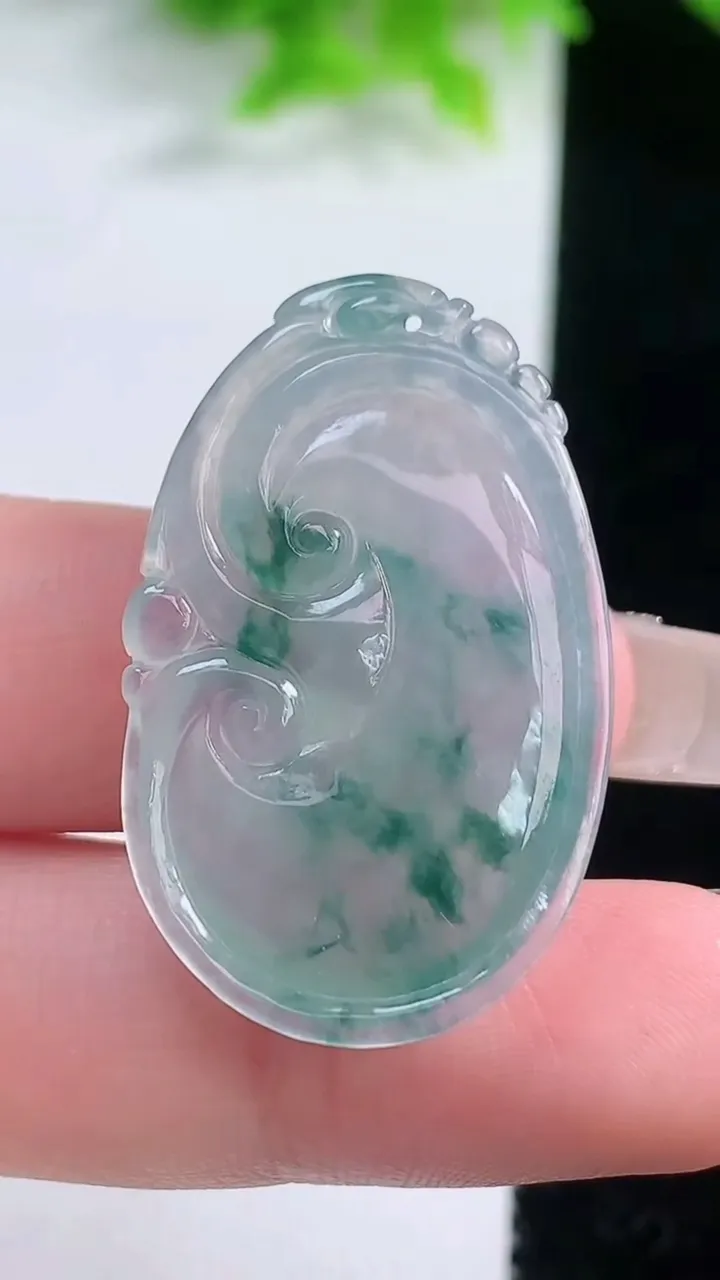 天然A货翡翠冰种飘花如意吊坠，尺寸34-20.6-5.4，重量:7.01g
1月19日