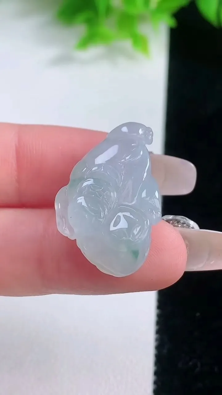 天然A货翡翠冰种飘花金蟾吊坠，尺寸25.8-14.3-9.2，重量:6.56g
1月19日