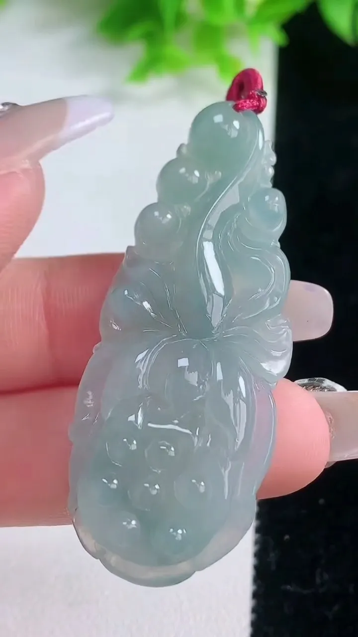 天然A货翡翠莲蓬吊坠，尺寸53.5-21.8-6.4，重量:11.83g
1月19日