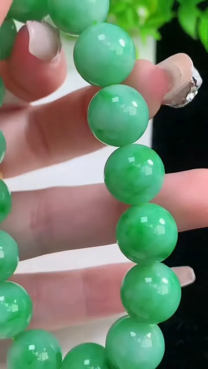 天然A货翡翠圆珠手串，尺寸12.8-16颗，重量:59.52g1月19日
工厂直销收藏佳品,种好水足，色泽均匀，有种有色，上手高大气！
