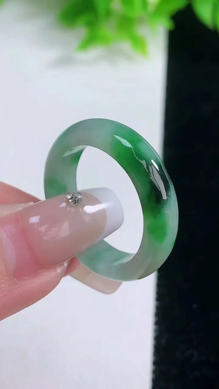 天然A货翡翠指环戒指，尺寸20.4-5.4-3.6，重量:4.87g2026年1月19日
工厂直销收藏佳品,种好水足，色泽均匀，有种有色，上手高大气！
