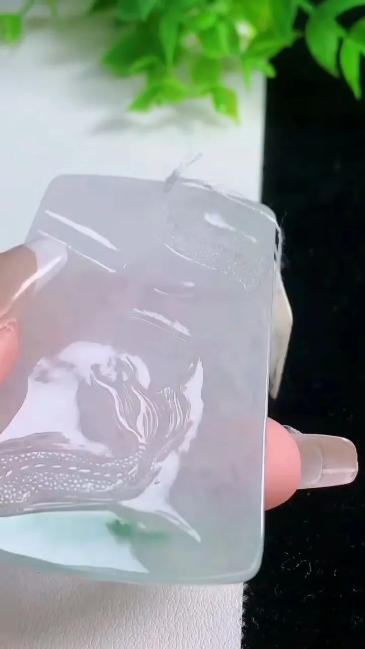 天然A货翡翠冰种飘花祥龙不动明王吊坠，尺寸64.2-41.8-5.2，重量:33.66g
1月19日