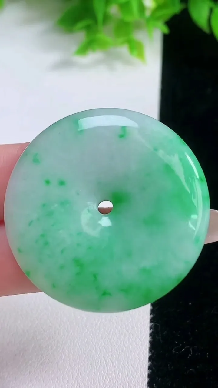 天然A货翡翠平安扣吊坠，尺寸40-6.6，重量:23.80g
1月19日