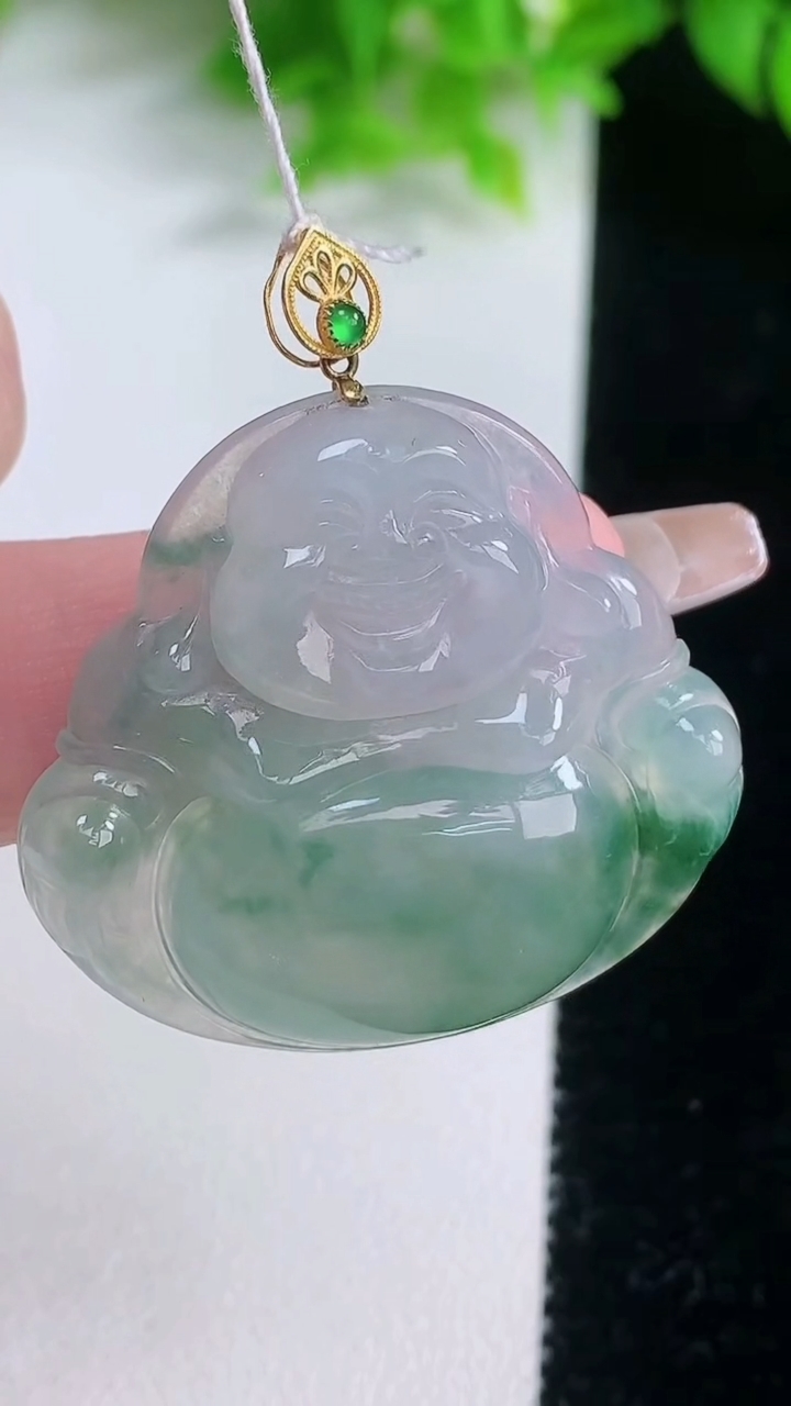 天然A货翡翠种飘花佛公吊坠，尺寸24.8-26.2-5，重量:4.96g
1月19日