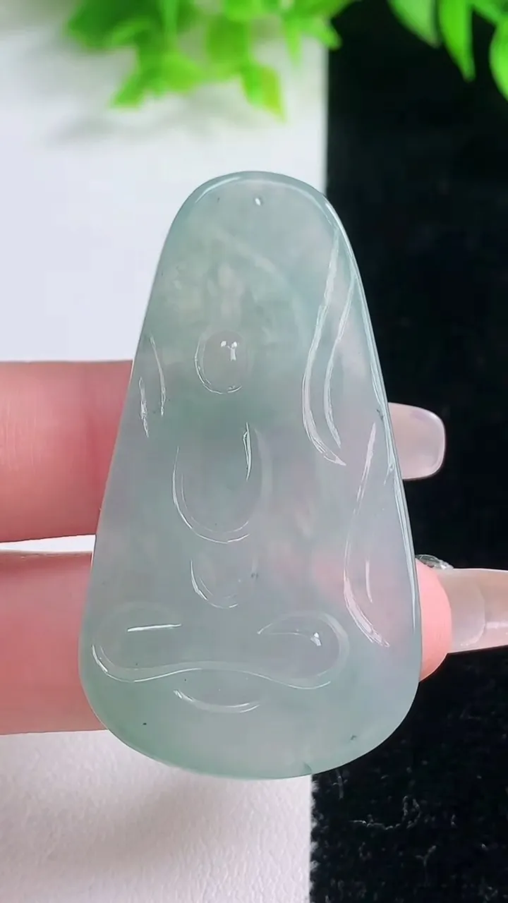 天然A货翡翠大势至菩萨吊坠，尺寸51.4-28.7-5.5，重量:16.59g
1月19日