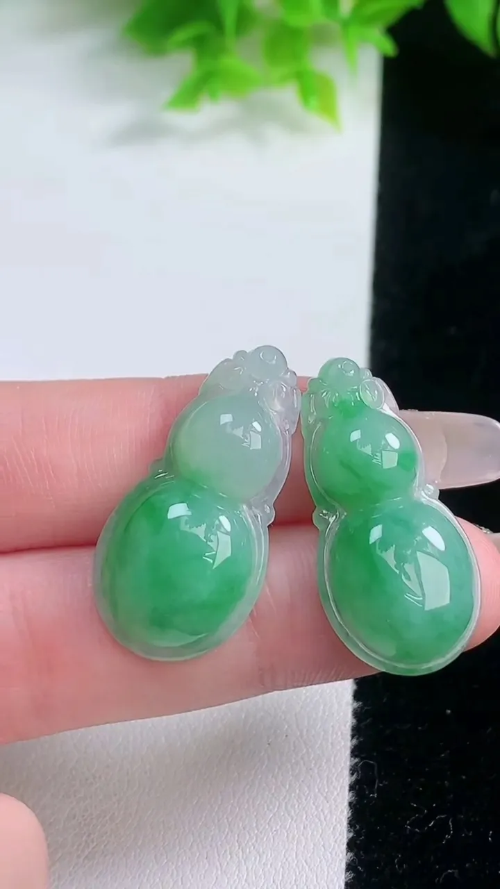 天然A货翡翠葫芦吊坠一对，尺寸29.7-15-5.8，重量:6.92g
1月19日