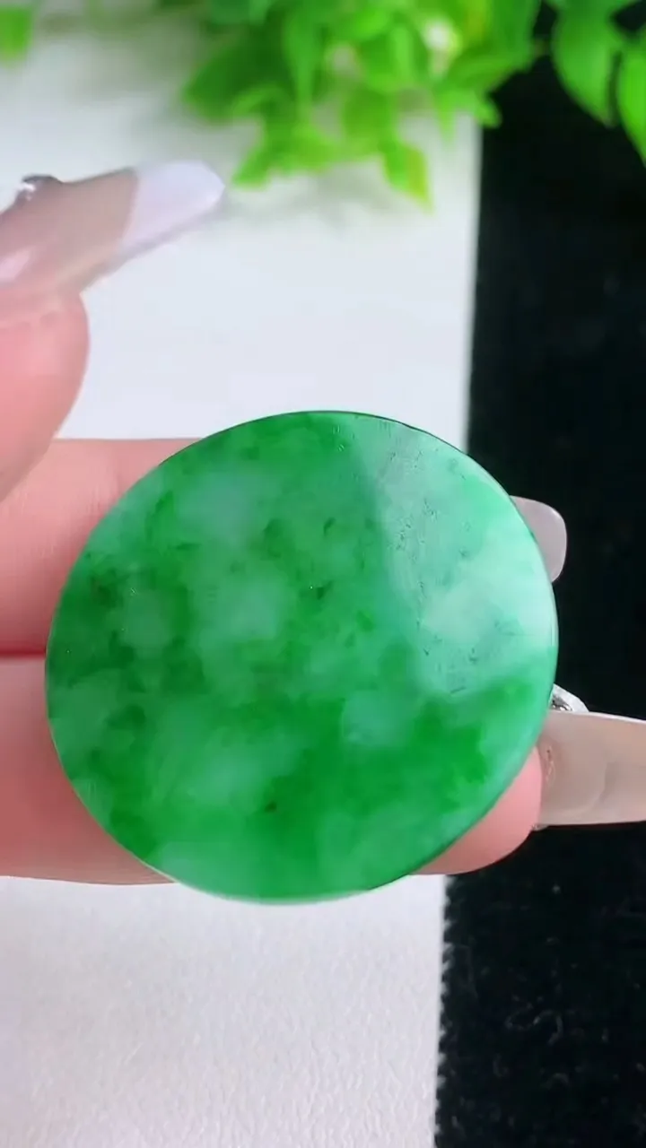 天然A货翡翠无事牌镶嵌件，尺寸33.8-2.3，重量:8.10g
1月19日