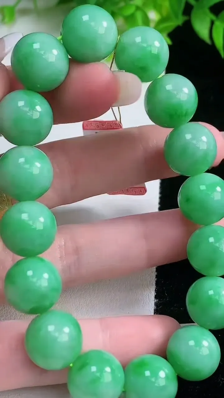 天然A货翡翠圆珠手串，尺寸12.8-16颗，重量:59.52g1月19日
工厂直销收藏佳品,种好水足