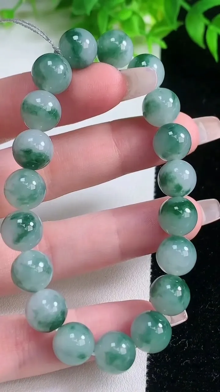 天然A货翡翠种飘花圆珠手串，尺寸10-19颗，重量:32.41g1月19日
工厂直销收藏佳品,种好水足，色泽均匀，有种有色，上手高大气！